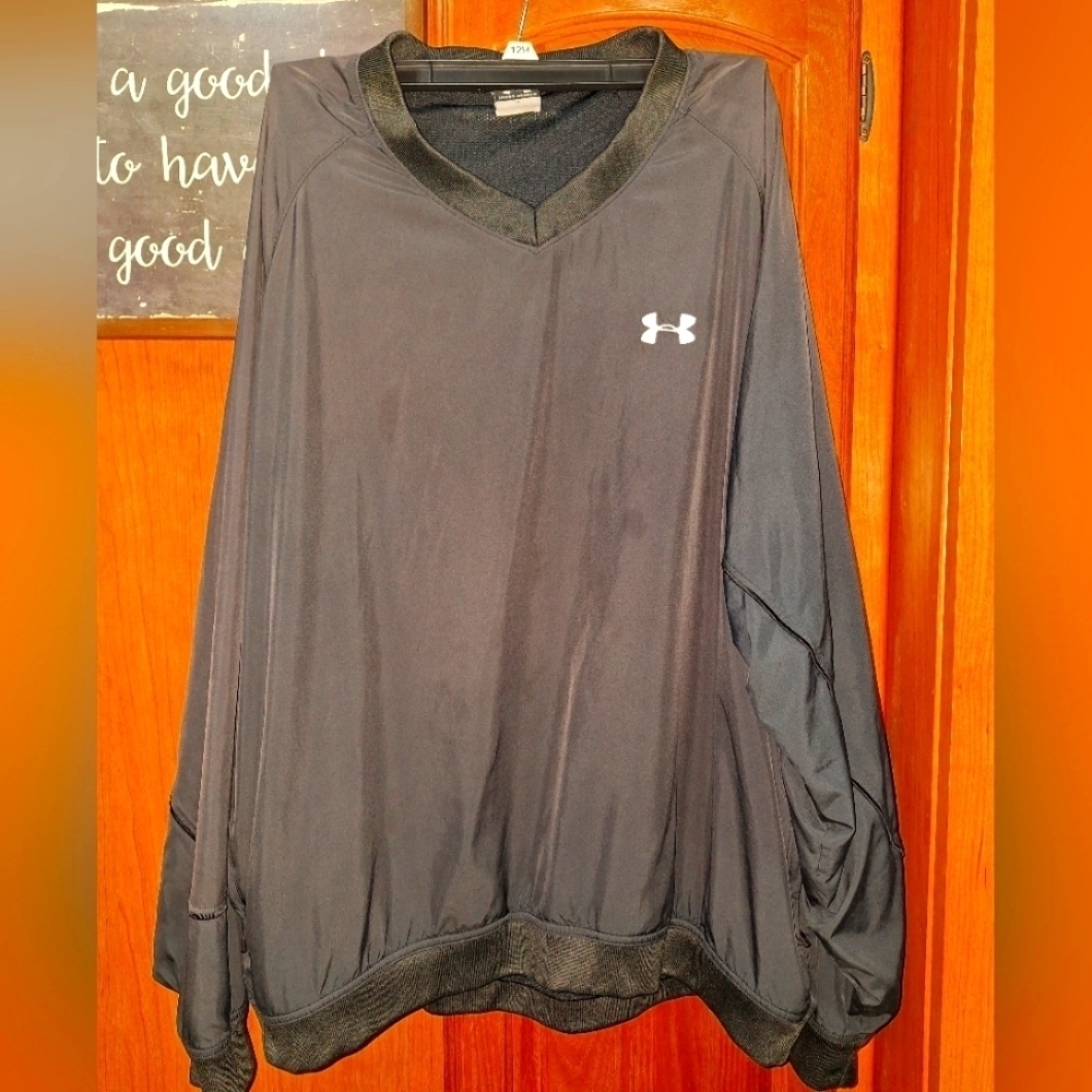 Under Armour Black Pullover In A Mens Size XL. Pre-loved In Good Shape